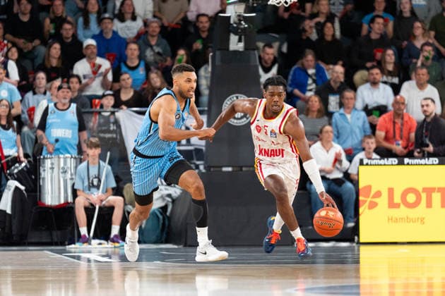 Marcus Carr Wuerzburg Baskets, 5 on the dribble, Kenneth Ogbe Veolia Towers Hamburg, 25 , GER, Veolia Towers Hamburg vs Fitness First Wuerzburg Baskets, Basketball, BBL, Matchday 33, Season 2025 2026, 07 05 2026 GER, Veolia Towers Hamburg vs Fitness First Wuerzburg Baskets, Basketball, BBL, Matchday 33, Season 2025 2026, 07 05 2026 Hamburg Copyright: xEibner-Pressefoto MaxxVincenx EP_MVN