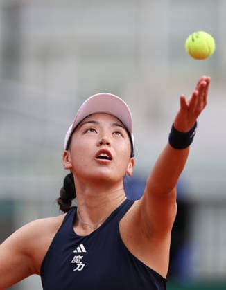 (260508) -- ROME, May 8, 2026 -- Wang Xinyu serves during the women s singles round of 64 match between Wang Xinyu of China and Alexandra Eala of the Philippines at the WTA, Tennis Damen Italian Open in Rome, Italy, May 8, 2026. ) (SP)ITALY-ROME-TENNIS-WTA-ITALIAN OPEN-WOMEN S SINGLES WangxKaiyan 