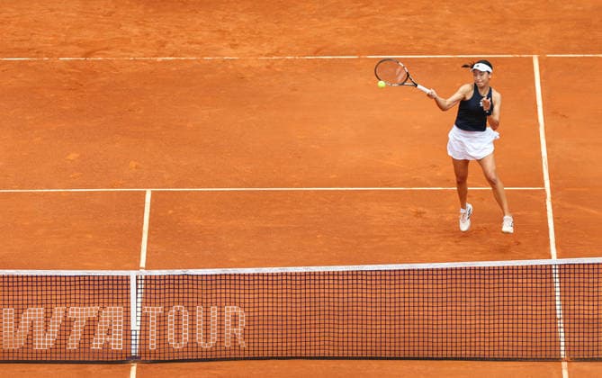 (260508) -- ROME, May 8, 2026 -- Wang Xinyu hits a return during the women s singles round of 64 match between Wang Xinyu of China and Alexandra Eala of the Philippines at the WTA, Tennis Damen Italian Open in Rome, Italy, May 8, 2026. ) (SP)ITALY-ROME-TENNIS-WTA-ITALIAN OPEN-WOMEN S SINGLES WangxKaiyan 