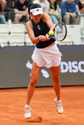 (260508) -- ROME, May 8, 2026 -- Wang Xinyu hits a return during the women s singles round of 64 match between Wang Xinyu of China and Alexandra Eala of the Philippines at the WTA, Tennis Damen Italian Open in Rome, Italy, May 8, 2026. ) (SP)ITALY-ROME-TENNIS-WTA-ITALIAN OPEN-WOMEN S SINGLES WangxKaiyan 
