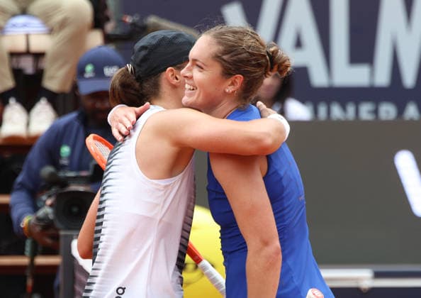 May 8, 2026, Rome, Lazio, Italy: IGA SWIATEK of Poland and CATY MCNALLY of USA after the match in the second round of tennis tournament WTA, Tennis Damen 1000 Internazionali BNL DÃ¢â‚¬â ¢Italia, Rome, Italy. Swiatek won 6:1, 6:7 (5-7), 6:3 Rome Italy - ZUMAc278 20260508_zsp_c278_003 Copyright: xMarcinxCholewinskix