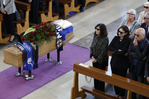 Foto IPP - Richard Morgano Gruppo Editoriale LiveMedia Brescia 08 05 2026 Funerali di Evaristo Beccalossi - ex calciatore - Nella foto la bara con accanto la moglie la Signora Daniela la figlia Nagaja e il cantante Enrico Ruggeri Italy Photo Press - World Copyright Brescia italy Italy ITALY  Copyright: xR4924_italyphotopressx