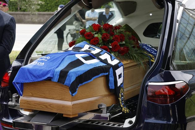 Foto IPP - Richard Morgano Gruppo Editoriale LiveMedia Brescia 08 05 2026 Funerali di Evaristo Beccalossi - ex calciatore - Nella foto: la bara con appoggiate sopra una maglia dell inter e del Brescia le due squadre di Beccalossi Italy Photo Press - World Copyright Brescia italy Italy ITALY  Copyright: xR4924_italyphotopressx