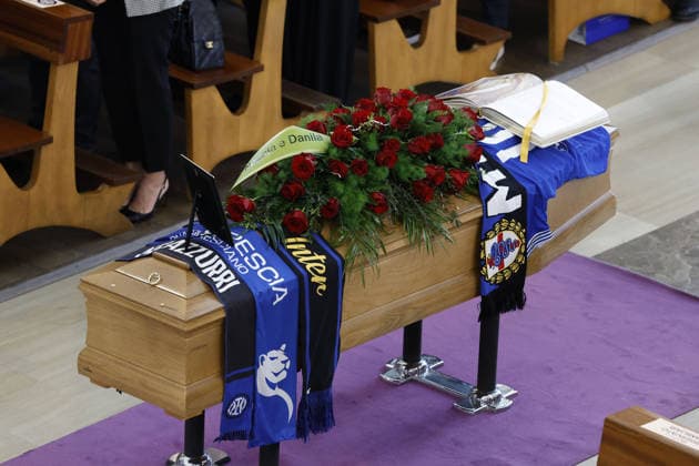 Foto IPP - Richard Morgano Gruppo Editoriale LiveMedia Brescia 08 05 2026 Funerali di Evaristo Beccalossi - ex calciatore - Nella foto: la bara con le sciarpe del Brescia e dell Inter le due squadre di Beccalossi Italy Photo Press - World Copyright Brescia italy Italy ITALY  Copyright: xR4924_italyphotopressx