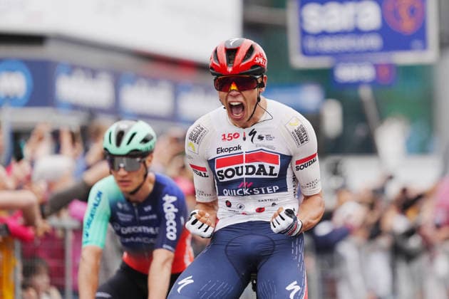 France™s Paul Magnier of Soudal Quick-Step vinner on the finish line during Stage 1 of the Giro d™Italia, from Nessebar to Burgas, Bulgaria, Friday, May 8, 2026.  Copyright: xMassimoxPaolone LaPressex