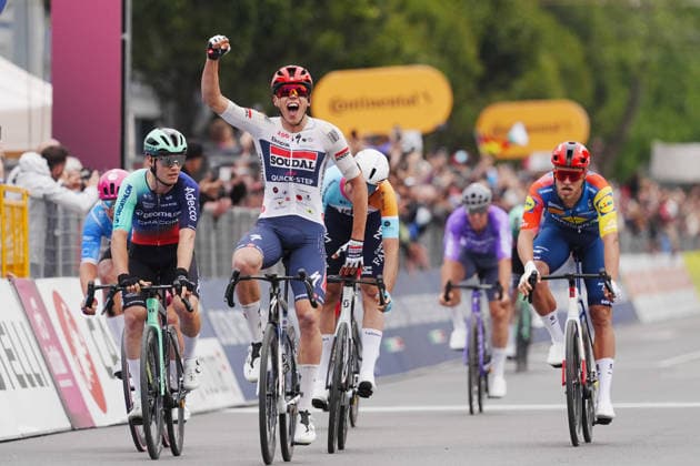 France™s Paul Magnier of Soudal Quick-Step vinner on the finish line during Stage 1 of the Giro d™Italia, from Nessebar to Burgas, Bulgaria, Friday, May 8, 2026.  Copyright: xMassimoxPaolone LaPressex