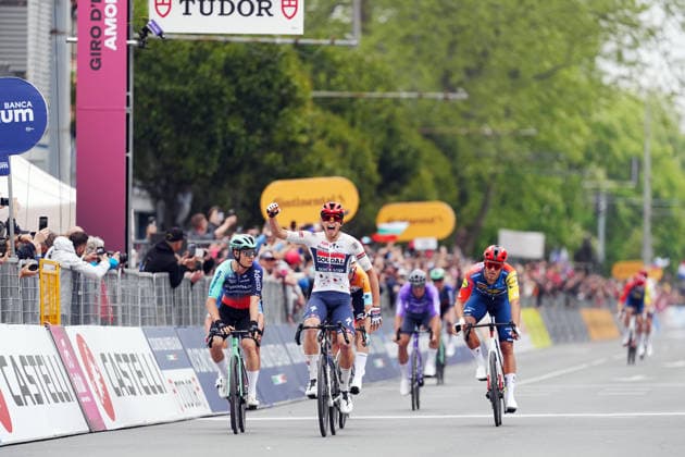 France™s Paul Magnier of Soudal Quick-Step vinner on the finish line during Stage 1 of the Giro d™Italia, from Nessebar to Burgas, Bulgaria, Friday, May 8, 2026.  Copyright: xMassimoxPaolone LaPressex