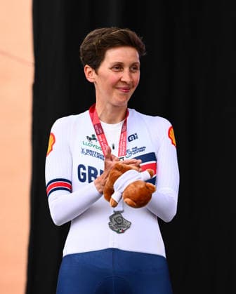 UCI Para Cycling Road World Cup: Round 3 Picture by Olly Hassell SWpix.com - 08 05 2026 - Cycling - UCI Para Cycling Road World Cup: Round 3 - Pescara, Abruzzo, Italy - Women C5 Individual Time Trial (ITT) - Crystal Lane-Wright (Great Britain) receives the Silver Medal Copyright: x xSWpix.comx(t axPhotographyxHubxLtd)xOllyxHassell SWpix.comx SWP-3030-13993