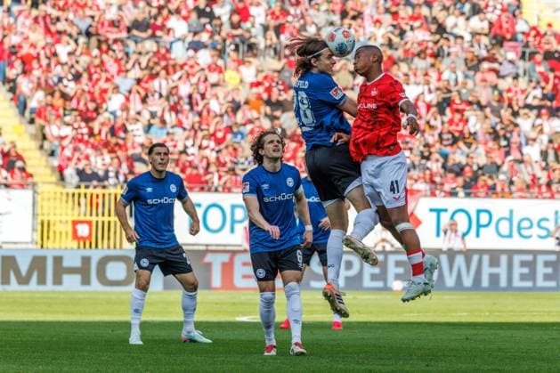 Roberts Uldrikis DSC Arminia Bielefeld in header duel with David Schramm 1 FC Kaiserslautern , 1 FC Kaiserslautern vs DSC Arminia Bielefeld, Soccer, 2 Bundesliga, Matchday 33, Season 2025 2026, 08 05 2026 1 FC Kaiserslautern vs DSC Arminia Bielefeld, Soccer, 2 Bundesliga, Matchday 33, Season 2025 2026, 08 05 2026 Copyright: xEibner-Pressefoto AlexanderxNeisx EP_ANS