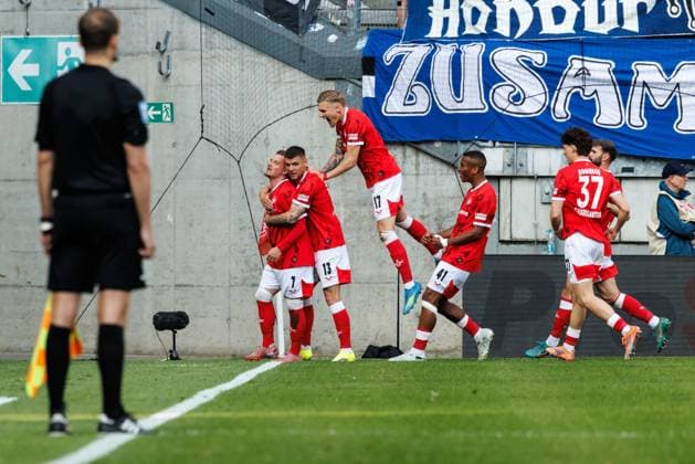 Marlon Ritter 1 FC Kaiserslautern celebrates the goal for 1 0 with Erik Wekesser 1 FC Kaiserslautern , h17 , David Schramm 1 FC Kaiserslautern , Leon Robinson 1 FC Kaiserslautern , 1 FC Kaiserslautern vs DSC Arminia Bielefeld, Soccer, 2 Bundesliga, Matchday 33, Season 2025 2026, 08 05 2026 1 FC Kaiserslautern vs DSC Arminia Bielefeld, Soccer, 2 Bundesliga, Matchday 33, Season 2025 2026, 08 05 2026 Copyright: xEibner-Pressefoto AlexanderxNeisx EP_ANS