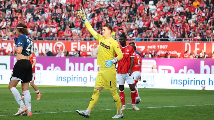 08 05 2026, xrekx, Fussball 2 Bundesliga, 1 FC Kaiserslautern Arminia Bielefeld v l Julian Krahl 1 FC Kaiserslautern gives instructions, gesticulates, gesticulate with arms gives instructions, gesticulate DFL DFB REGULATIONS PROHIBIT ANY USE OF PHOTOGRAPHS as IMAGE SEQUENCES and or QUASI VIDEO Kaiserslautern