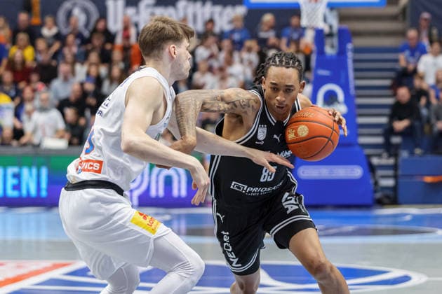 Perttu Blomgren MBC, 20 , Austin Crowley Bamberg, 85 , Syntainics MBC vs BMA365 Bamberg Baskets, Basketball, 1 Bundesliga, Men, 33 Matchday, Season 2025 26, 08 05 2026 Weißenfels Stadthalle Sachsen Anhalt Germany