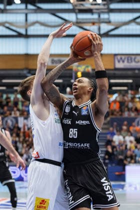 Perttu Blomgren MBC, 20 , Austin Crowley Bamberg, 85 , Syntainics MBC vs BMA365 Bamberg Baskets, Basketball, 1 Bundesliga, Men, 33 Matchday, Season 2025 26, 08 05 2026 Weißenfels Stadthalle Sachsen Anhalt Germany