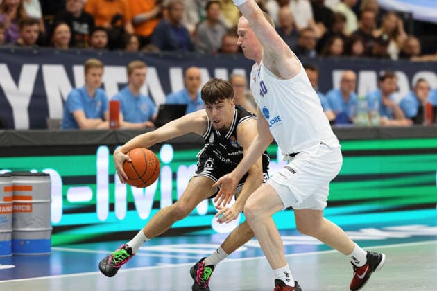 Zachary Ensminger Bamberg, 1 , Collin Welp MBC, 40 , Syntainics MBC vs BMA365 Bamberg Baskets, Basketball, 1 Bundesliga, Men, 33 Matchday, Season 2025 26, 08 05 2026 Weißenfels Stadthalle Sachsen Anhalt Germany