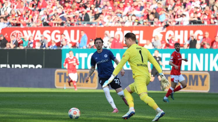08 05 2026, xrekx, Soccer 2 Bundesliga, 1 FC Kaiserslautern Arminia Bielefeld v l Jannik Rochelt Arminia Bielefeld Julian Krahl 1 FC Kaiserslautern DFL DFB REGULATIONS PROHIBIT ANY USE OF PHOTOGRAPHS as IMAGE SEQUENCES and or QUASI VIDEO Kaiserslautern