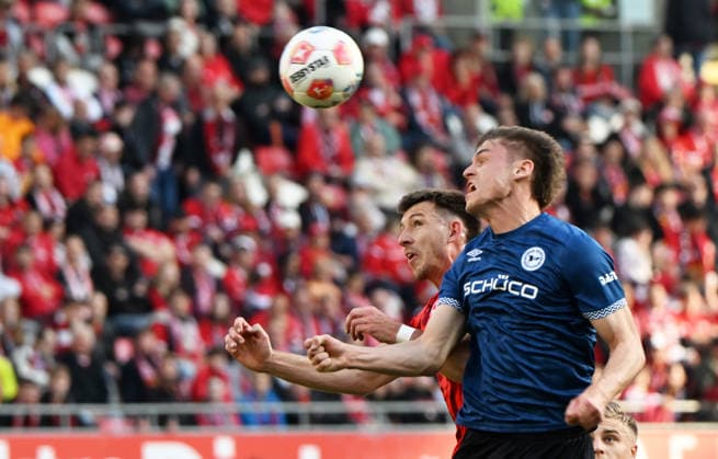 Soccer 2 Bundesliga Season 2025 26 1 FC Kaiserslautern 08 05 2026 Fritz Walter Stadion 1 FC Kaiserslautern fck Arminia Bielefeld bi Daniel HANSLIK 1 FC Kaiserslautern , li Maximilian GROSSER Arminia Bielefeld 1 FC Kaiserslautern