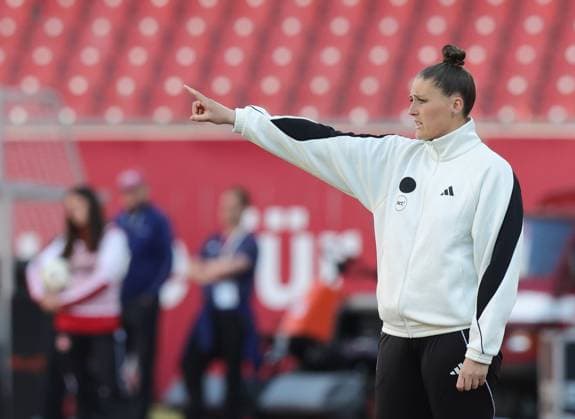 08 05 2026 Soccer Season 2025 2026 1 Women Soccer Bundesliga 25 Matchday 1 FC Nürnberg FCN Club SGS Essen Sportfoto Zink DaMa xdaxmax Isabel Bauer Coach 1 FC Nürnberg FCN indicates gestures directs gives instructions