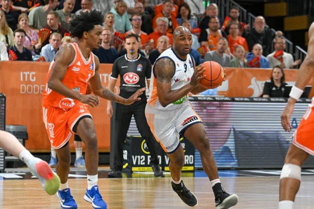 DeAndre Lansdowne Rostock Seawolves, 09 on the ball against Malik Parsons RASTA Vechta, 03 RASTA Vechta vs Rostock Seawolves, easyCredit Basketball Bundesliga, 33 Matchday, Season 2025 2026, 08 05 2026, RASTA Vechta vs Rostock Seawolves, easyCredit Basketball Bundesliga, 33 Matchday, Season 2025 2026, 08 05 2026 Vechta Copyright: xEibner-Pressefoto RobertxGertzenx EP_RGN