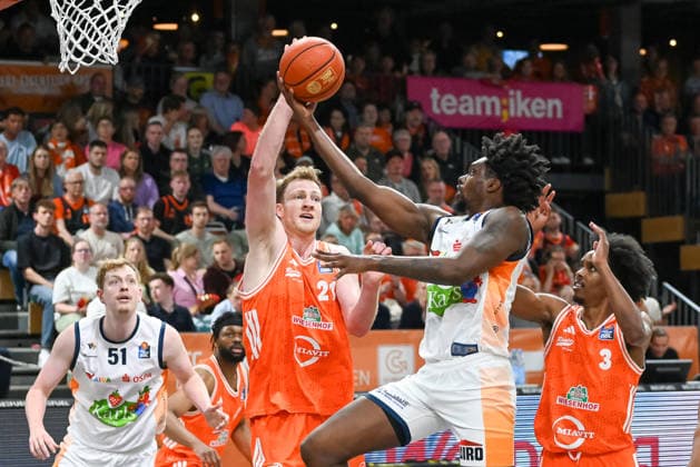 Kassim Nicholson Rostock Seawolves, 08 on the ball against Lars Thiemann RASTA Vechta, 21 RASTA Vechta vs Rostock Seawolves, easyCredit Basketball Bundesliga, 33 Matchday, Season 2025 2026, 08 05 2026, RASTA Vechta vs Rostock Seawolves, easyCredit Basketball Bundesliga, 33 Matchday, Season 2025 2026, 08 05 2026 Vechta Copyright: xEibner-Pressefoto RobertxGertzenx EP_RGN