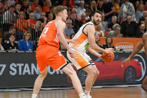 Owen Klassen Rostock Seawolves, 03 on the ball against Lars Thiemann RASTA Vechta, 21 RASTA Vechta vs Rostock Seawolves, easyCredit Basketball Bundesliga, 33 Matchday, Season 2025 2026, 08 05 2026, RASTA Vechta vs Rostock Seawolves, easyCredit Basketball Bundesliga, 33 Matchday, Season 2025 2026, 08 05 2026 Vechta Copyright: xEibner-Pressefoto RobertxGertzenx EP_RGN