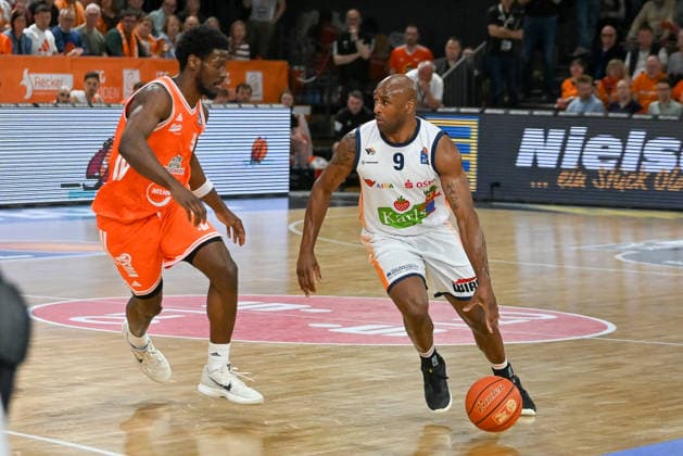 DeAndre Lansdowne Rostock Seawolves, 09 on the ball against TJ Bamba RASTA Vechta, 05 RASTA Vechta vs Rostock Seawolves, easyCredit Basketball Bundesliga, 33 Matchday, Season 2025 2026, 08 05 2026, RASTA Vechta vs Rostock Seawolves, easyCredit Basketball Bundesliga, 33 Matchday, Season 2025 2026, 08 05 2026 Vechta Copyright: xEibner-Pressefoto RobertxGertzenx EP_RGN