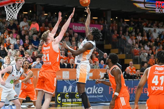 Kassim Nicholson Rostock Seawolves, 08 on the ball against Lars Thiemann RASTA Vechta, 21 RASTA Vechta vs Rostock Seawolves, easyCredit Basketball Bundesliga, 33 Matchday, Season 2025 2026, 08 05 2026, RASTA Vechta vs Rostock Seawolves, easyCredit Basketball Bundesliga, 33 Matchday, Season 2025 2026, 08 05 2026 Vechta Copyright: xEibner-Pressefoto RobertxGertzenx EP_RGN