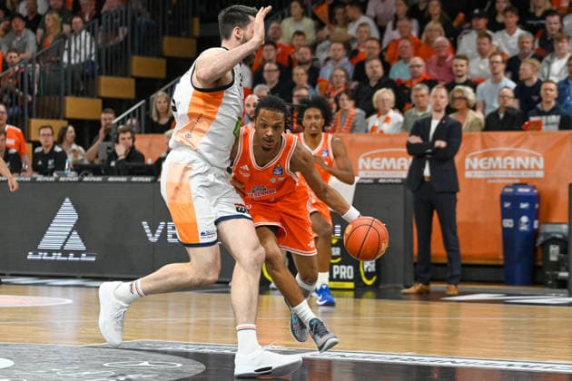 Alonzo Verge jr RASTA Vechta, 11 on the ball against Owen Klassen Rostock Seawolves, 29 RASTA Vechta vs Rostock Seawolves, easyCredit Basketball Bundesliga, 33 Matchday, Season 2025 2026, 08 05 2026, RASTA Vechta vs Rostock Seawolves, easyCredit Basketball Bundesliga, 33 Matchday, Season 2025 2026, 08 05 2026 Vechta Copyright: xEibner-Pressefoto RobertxGertzenx EP_RGN