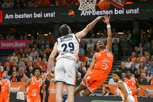 Alonzo Verge jr RASTA Vechta, 11 on the ball against Owen Klassen Rostock Seawolves, 29 RASTA Vechta vs Rostock Seawolves, easyCredit Basketball Bundesliga, 33 Matchday, Season 2025 2026, 08 05 2026, RASTA Vechta vs Rostock Seawolves, easyCredit Basketball Bundesliga, 33 Matchday, Season 2025 2026, 08 05 2026 Vechta Copyright: xEibner-Pressefoto RobertxGertzenx EP_RGN
