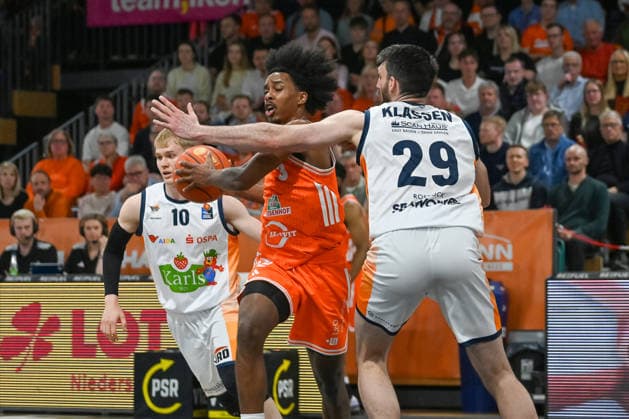 Malik Parsons RASTA Vechta, 03 on the ball against Owen Klassen Rostock Seawolves, 29 RASTA Vechta vs Rostock Seawolves, easyCredit Basketball Bundesliga, 33 Matchday, Season 2025 2026, 08 05 2026, RASTA Vechta vs Rostock Seawolves, easyCredit Basketball Bundesliga, 33 Matchday, Season 2025 2026, 08 05 2026 Vechta Copyright: xEibner-Pressefoto RobertxGertzenx EP_RGN