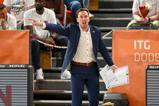 Tom Schmidt Rostock Seawolves, Assistant Coach gestures RASTA Vechta vs Rostock Seawolves, easyCredit Basketball Bundesliga, 33 Matchday, Season 2025 2026, 08 05 2026, RASTA Vechta vs Rostock Seawolves, easyCredit Basketball Bundesliga, 33 Matchday, Season 2025 2026, 08 05 2026 Vechta Copyright: xEibner-Pressefoto RobertxGertzenx EP_RGN