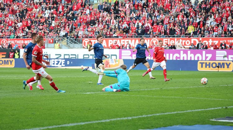 08 05 2026, xrekx, Soccer 2 Bundesliga, 1 FC Kaiserslautern Arminia Bielefeld v l Offside goal Norman Bassette 1 FC Kaiserslautern Jonas Kersken Arminia Bielefeld DFL DFB REGULATIONS PROHIBIT ANY USE OF PHOTOGRAPHS as IMAGE SEQUENCES and or QUASI VIDEO Kaiserslautern