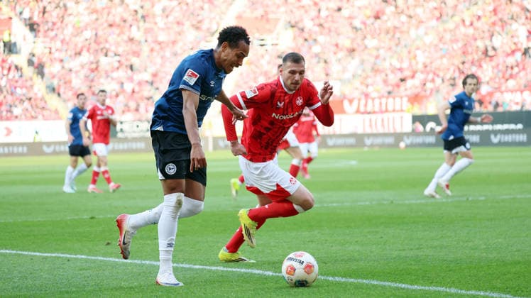 08 05 2026, xrekx, Fußball 2 Bundesliga, 1 FC Kaiserslautern Arminia Bielefeld v l Monju Momuluh Arminia Bielefeld Luca Sirch 1 FC Kaiserslautern Zweikampf, Aktion, action, battle for the ball DFL DFB REGULATIONS PROHIBIT ANY USE OF PHOTOGRAPHS as IMAGE SEQUENCES and or QUASI VIDEO Kaiserslautern
