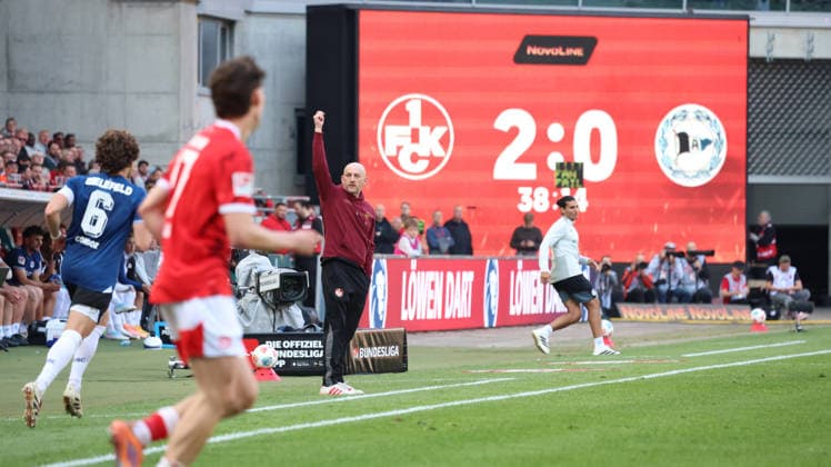 08 05 2026, xrekx, Fußball 2 Bundesliga, 1 FC Kaiserslautern Arminia Bielefeld v l Torsten Lieberknecht Trainer 1 FC Kaiserslautern DFL DFB REGULATIONS PROHIBIT ANY USE OF PHOTOGRAPHS as IMAGE SEQUENCES and or QUASI VIDEO Kaiserslautern