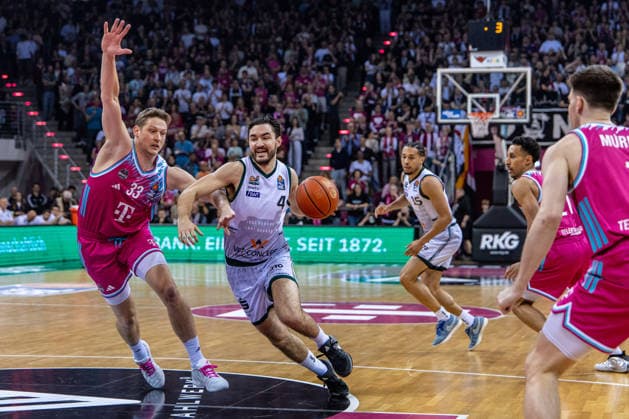 Clayton Guillozet VET CONCEPT Gladiators Trier, 04 prevails against Patrick Heckmann Telekom Baskets Bonn, 33, Jordan Roland VET CONCEPT Gladiators Trier, 15 Telekom Baskets Bonn vs VET CONCEPT Gladiators Trier, Basketball, easy Credit BBL, 33 Matchday, 2025 2026, 08 05 2026 Telekom Baskets Bonn vs VET CONCEPT Gladiators Trier, Basketball, easy Credit BBL, 33 Matchday, 2025 2026, 08 05 2026 Bonn Copyright: xEibner-Pressefoto GerhardxWingenderx EP_GWR