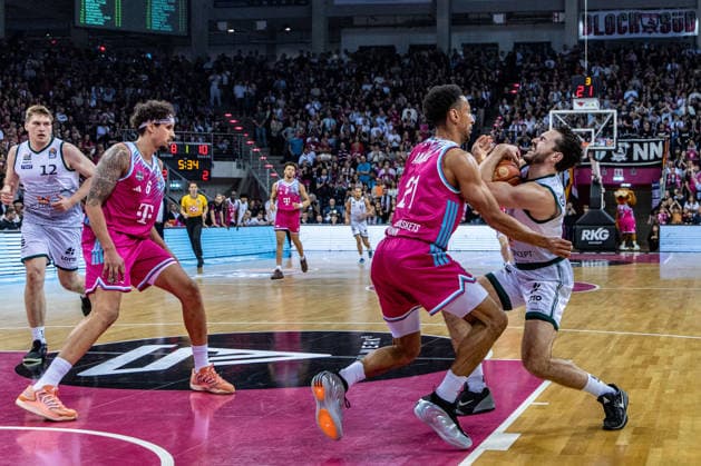 Clayton Guillozet VET CONCEPT Gladiators Trier, 04 vs Joel Sadu Aminu Telekom Baskets Bonn, 21 , Michael Kessens Telekom Baskets Bonn, 06 , Marten Linssen VET CONCEPT Gladiators Trier, 12 Telekom Baskets Bonn vs VET CONCEPT Gladiators Trier, Basketball, easy Credit BBL, 33 Matchday, 2025 2026, 08 05 2026 Telekom Baskets Bonn vs VET CONCEPT Gladiators Trier, Basketball, easy Credit BBL, 33 Matchday, 2025 2026, 08 05 2026 Bonn Copyright: xEibner-Pressefoto GerhardxWingenderx EP_GWR