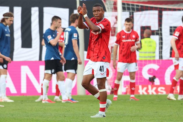 08 05 2026, xrekx, Fussball 2 Bundesliga, 1 FC Kaiserslautern Arminia Bielefeld v l David Schramm Auswechslung bedanken dank sich bei den Fans, the player thanks the fans for their support DFL DFB REGULATIONS PROHIBIT ANY USE OF PHOTOGRAPHS as IMAGE SEQUENCES and or QUASI VIDEO Kaiserslautern