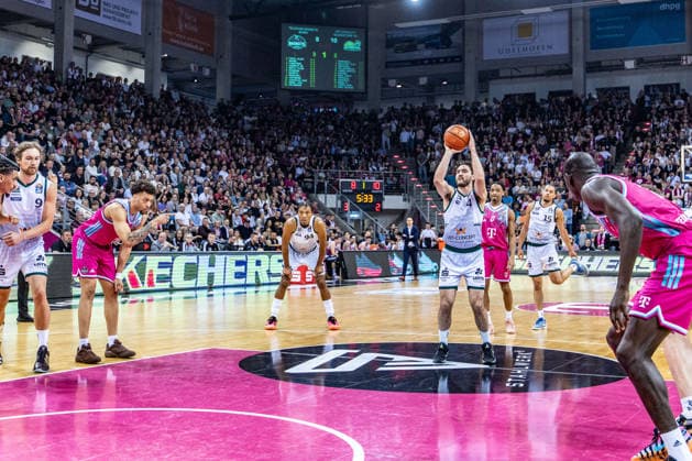 Clayton Guillozet VET CONCEPT Gladiators Trier, 04 free throw, Jalen Finch Telekom Baskets Bonn, 00 Kur Jongkuch Telekom Baskets Bonn, 15 , Jordan Roland VET CONCEPT Gladiators Trier, 15 , Marco Hollersbacher VET CONCEPT Gladiators Trier, 09 , Georg King VET CONCEPT Gladiators Trier, 94 Telekom Baskets Bonn vs VET CONCEPT Gladiators Trier, Basketball, easy Credit BBL, 33 Matchday, 2025 2026, 08 05 2026 Telekom Baskets Bonn vs VET CONCEPT Gladiators Trier, Basketball, easy Credit BBL, 33 Matchday, 2025 2026, 08 05 2026 Bonn Copyright: xEibner-Pressefoto GerhardxWingenderx EP_GWR