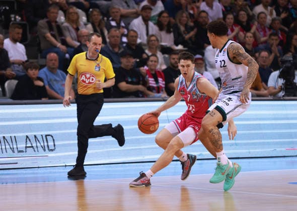 Grayson Murphy Bonn on the ball against Nolan Adekunle Trier , Bonn, Germany, 08 05 2026, Basketball Bundesliga, Matchday 33, Telekom Baskets Bonn vs VET CONCEPT Gladiators Trier