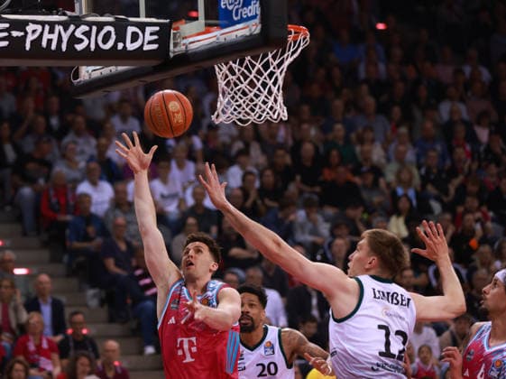 Grayson Murphy Bonn on the ball next to Marten Linssen Trier , Bonn, Germany, 08 05 2026, Basketball Bundesliga, Matchday 33, Telekom Baskets Bonn vs VET CONCEPT Gladiators Trier