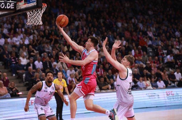 Grayson Murphy Bonn on the ball next to Marten Linssen Trier , Bonn, Germany, 08 05 2026, Basketball Bundesliga, Matchday 33, Telekom Baskets Bonn vs VET CONCEPT Gladiators Trier