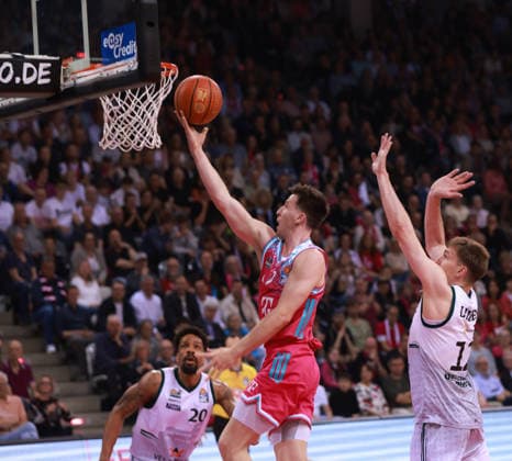 Grayson Murphy Bonn on the ball next to Marten Linssen Trier , Bonn, Germany, 08 05 2026, Basketball Bundesliga, Matchday 33, Telekom Baskets Bonn vs VET CONCEPT Gladiators Trier