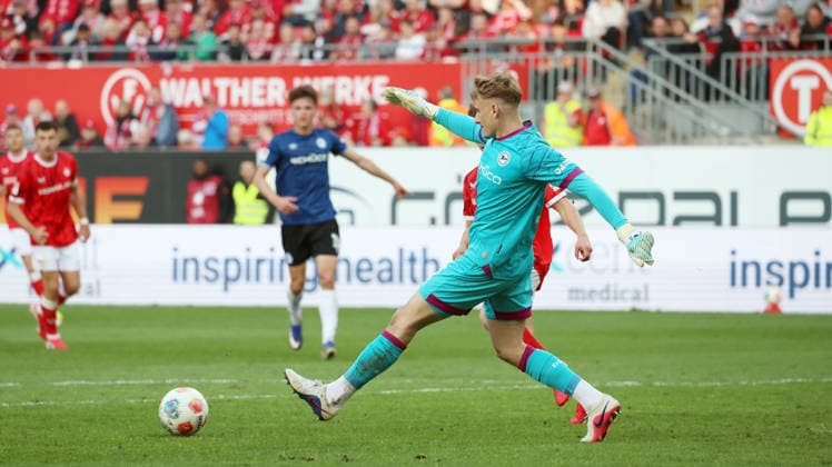 08 05 2026, xrekx, Fußball 2 Bundesliga, 1 FC Kaiserslautern Arminia Bielefeld v l Jonas Kersken Arminia Bielefeld DFL DFB REGULATIONS PROHIBIT ANY USE OF PHOTOGRAPHS as IMAGE SEQUENCES and or QUASI VIDEO Kaiserslautern