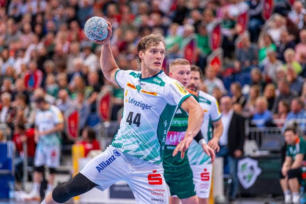 Blaer Hinriksson SC DHfK Leipzig, No. 44 v l , TSV Hannover Burgdorf green against SC DHfK Leipzig white on matchday 31 of the 2025 2026 season in the DAIKIN Handball Bundesliga 08 05 2026, ZAG Arena Hannover, GER , Copyright: xJanxGuentherx xTSVxHannover-Burgdorfx