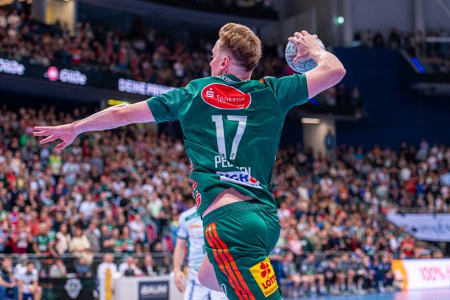 August Pedersen TSV Hannover Burgdorf, No. 17 v l , TSV Hannover Burgdorf green against SC DHfK Leipzig white on matchday 31 of the 2025 2026 season in the DAIKIN Handball Bundesliga 08 05 2026, ZAG Arena Hannover, GER , Copyright: xJanxGuentherx xTSVxHannover-Burgdorfx