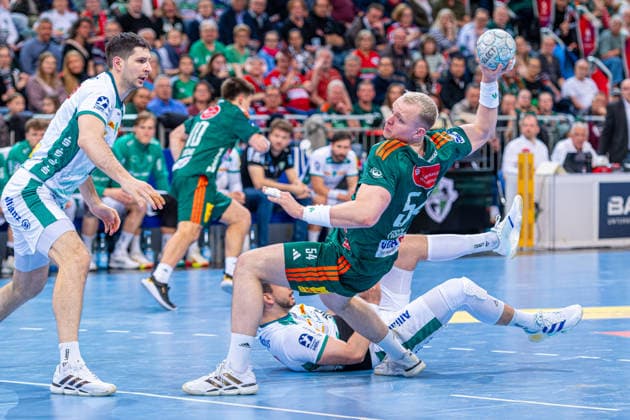 Justus Fischer TSV Hannover Burgdorf, No. 54 v l , TSV Hannover Burgdorf green against SC DHfK Leipzig white on matchday 31 of the 2025 2026 season in the DAIKIN Handball Bundesliga 08 05 2026, ZAG Arena Hannover, GER , Copyright: xJanxGuentherx xTSVxHannover-Burgdorfx