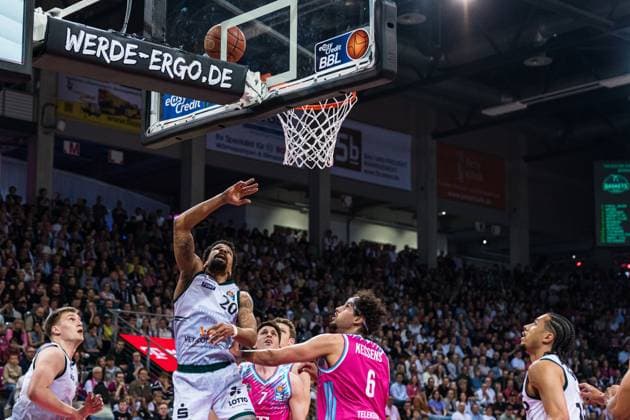 Urald King 20 VET Concept Gladiators Trier with layup at the basket on matchday 33 of the EasyCredit BBL between Telekom Baskets Bonn and VET Concept Gladiators Trier in Bonn 08 05 2026, Bonn, Telekom Dome Copyright: xFeyzullahxGökalp feyzofsportsx