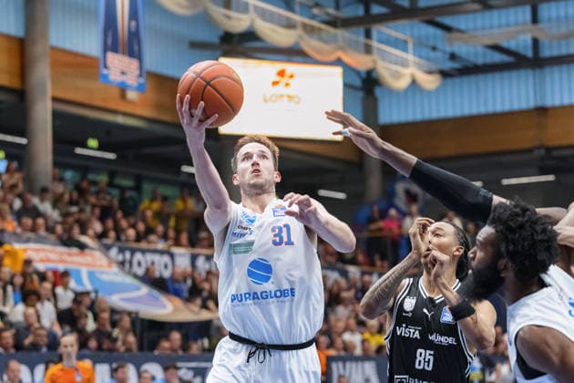 Spencer Reaves MBC, 31 , Austin Crowley Bamberg, 85 , Syntainics MBC vs BMA365 Bamberg Baskets, Basketball, 1 Bundesliga, Men, 33 Matchday, Season 2025 26, 08 05 2026 Weißenfels Stadthalle Sachsen Anhalt Germany