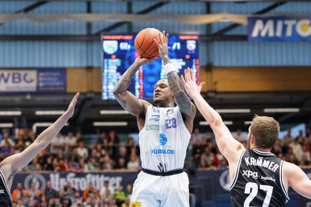 Charles Callison MBC, 23 , Moritz Krimmer Bamberg, 27 , Syntainics MBC vs BMA365 Bamberg Baskets, Basketball, 1 Bundesliga, Men, 33 Matchday, Season 2025 26, 08 05 2026 Weißenfels Stadthalle Sachsen Anhalt Germany