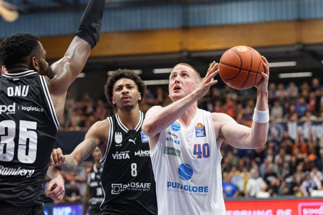 Ejiofor Onu Bamberg, 35 , Demarcus Demonia Bamberg, 8 , Collin Welp MBC, 40 , Syntainics MBC vs BMA365 Bamberg Baskets, Basketball, 1 Bundesliga, Maenner, 33 Matchday, Season 2025 26, 08 05 2026 Weißenfels Stadthalle Sachsen Anhalt Germany