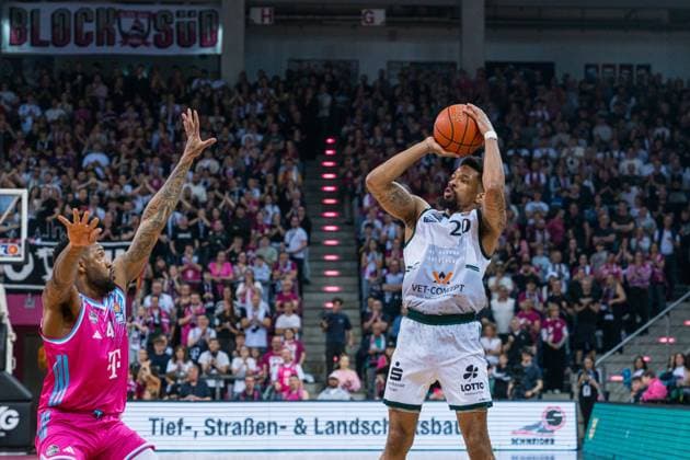 Urald King 20 VET Concept Gladiators Trier with throw and Jeff Garret Jr in defense 4 Telekom Baskets Bonn on matchday 33 in the EasyCredit BBL in Bonn 08 05 2026, Bonn, Telekom Dome Copyright: xFeyzullahxGökalp feyzofsportsx
